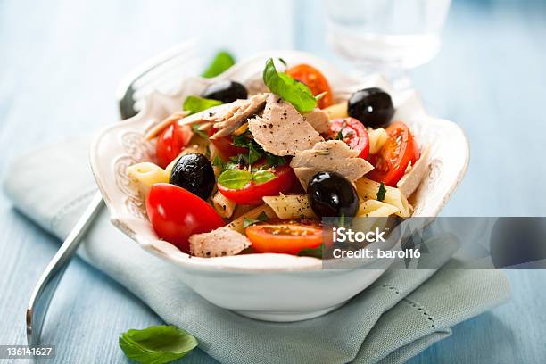 Pasta Und Salat Mit Thunfisch Stockfoto und mehr Bilder von Nudelsalat - Nudelsalat, Thunfisch - Meeresfrüchte, Salat - Speisen