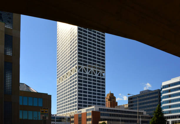 u.s. bank center von unter einem viadukt aus gesehen, milwaukee, wisconsin, usa - u s bank tower stock-fotos und bilder