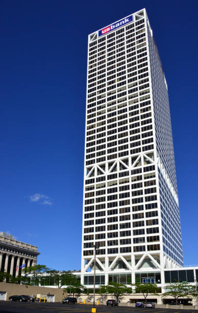 u.s. bank center, engineered by fazlur khan, milwaukee, wisconsin, usa - u s bank tower imagens e fotografias de stock