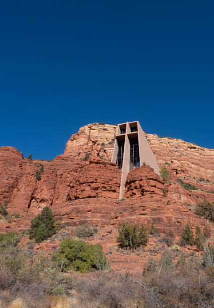 cappella della santa croce costruita in una scogliera di arenaria arancione a sedona, in arizona - chapel of the holy cross foto e immagini stock