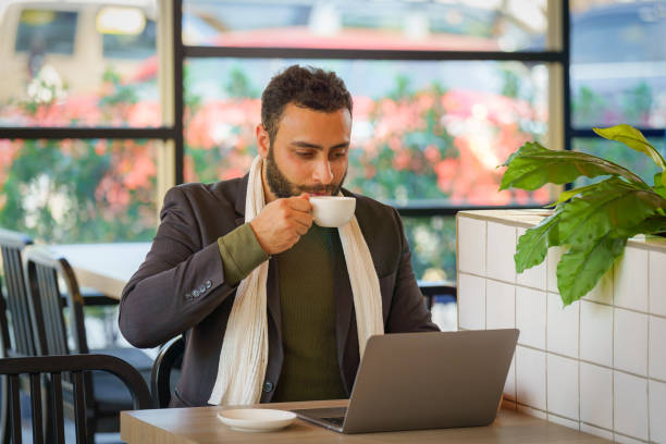 empresário sentado em cafeteria trabalhando com laptop computador - cultura iraniana oriente médio - fotografias e filmes do acervo