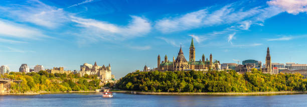 parlamento canadiense en ottawa - ottawa river fotografías e imágenes de stock