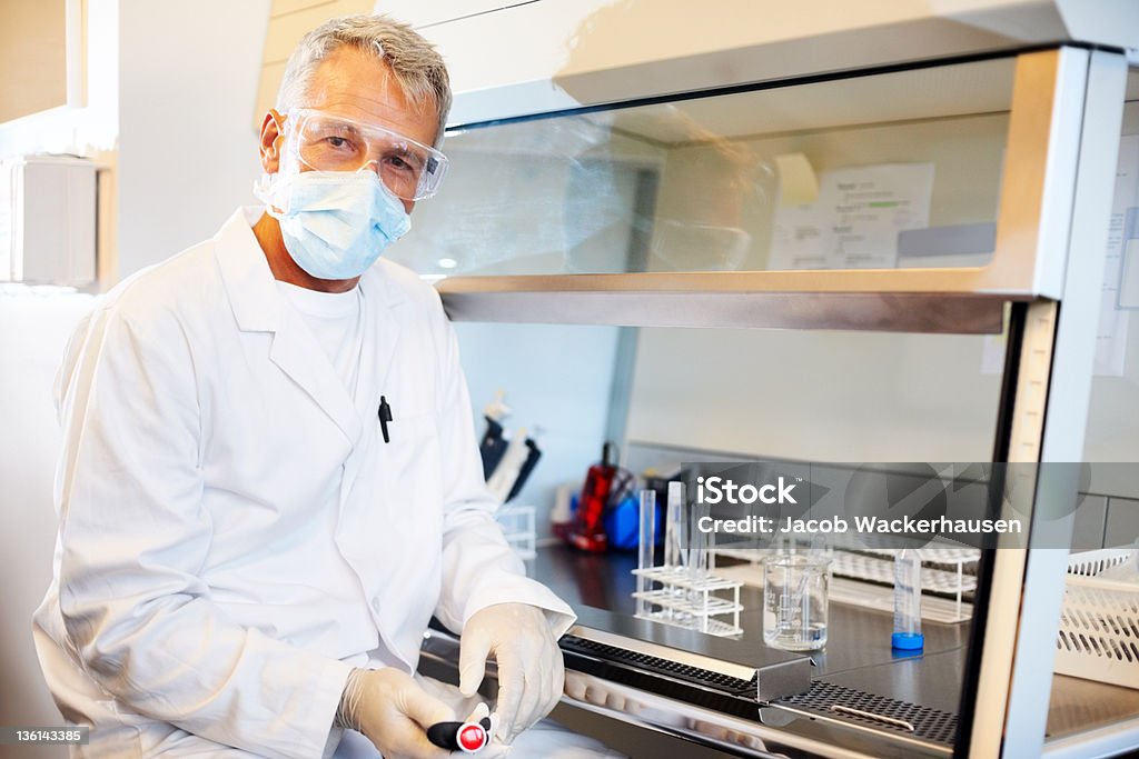 Cientista com facemask no laboratório - Foto de stock de Adulto royalty-free