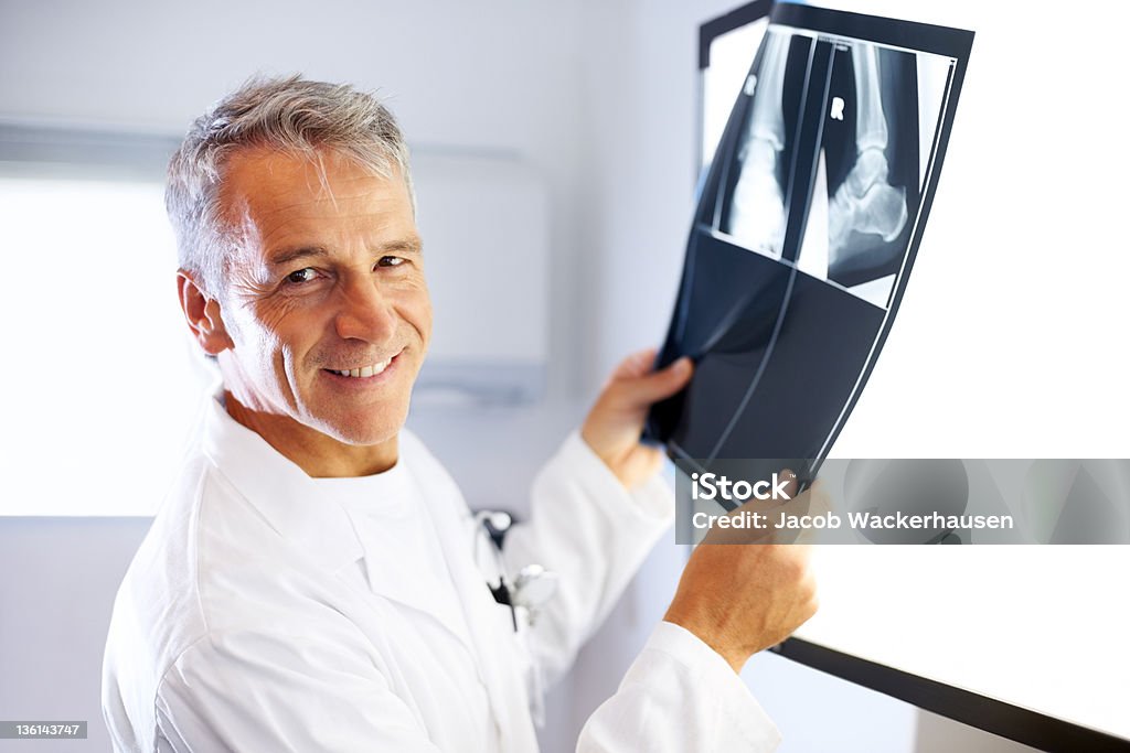 Astuciosa olhos possibilidade de examinar uma radiografia - Royalty-free Doutor Foto de stock