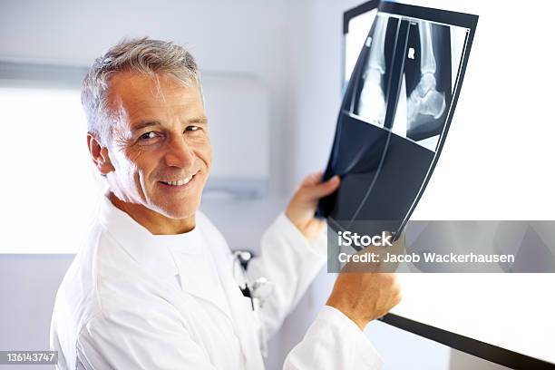 Astuciosa Olhos Possibilidade De Examinar Uma Radiografia - Fotografias de stock e mais imagens de Doutor