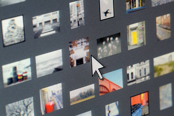 browsing for images on the computer screen - keus fotos stockfoto's en -beelden