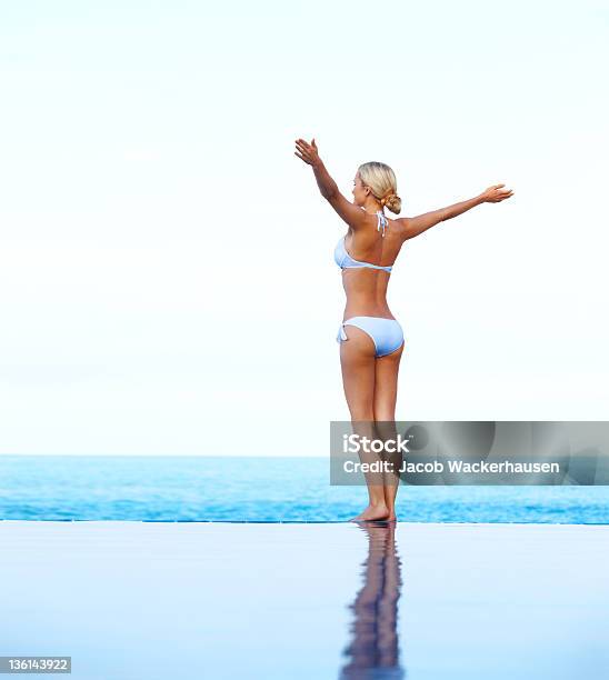 Abbracciare Il Relax - Fotografie stock e altre immagini di Acqua - Acqua, Acqua potabile, Adulto