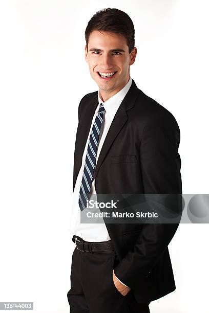 Sonriente Hombre De Negocios Con Las Manos En Los Bolsillos Foto de stock y más banco de imágenes de 25-29 años