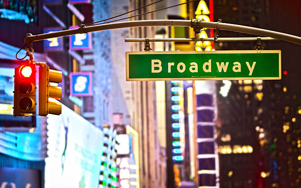 cartel de broadway - distrito de los teatros de manhattan fotografías e imágenes de stock