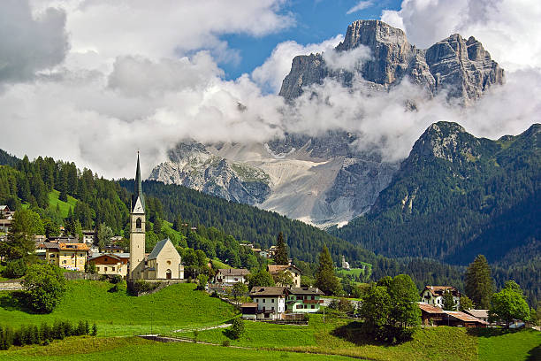 Here from the road to Colle Santa Lucia, Mount Pelmo really dominate the Fiorentina Valley and the town of Selva di Cadore. All in a really suggestive green setting.