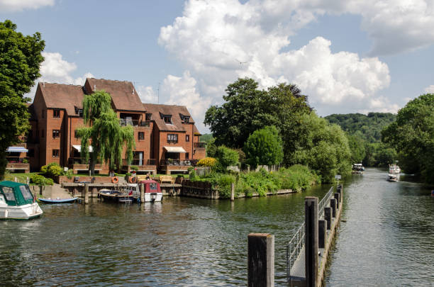 apartamentos com vista para o rio tâmisa em marlow, buckinghamshire - buckinghamshire - fotografias e filmes do acervo