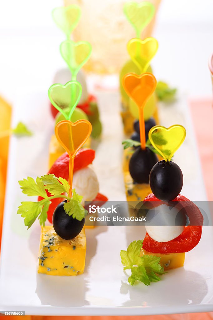 Canapé prato com queijo assado, pimentão, azeitonas e uvas. - Foto de stock de Antepasto royalty-free