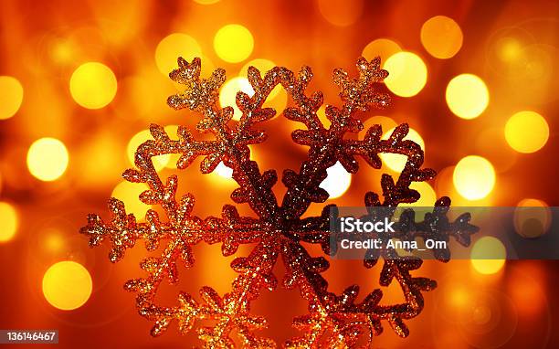 Golden Schneeflocke Weihnachtsbaumschmuck Stockfoto und mehr Bilder von Abstrakt - Abstrakt, Beleuchtet, Christbaumkugel