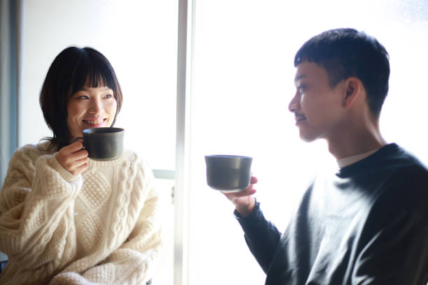 飲み物を飲むカップル - mid adult couple ストックフォトと画像