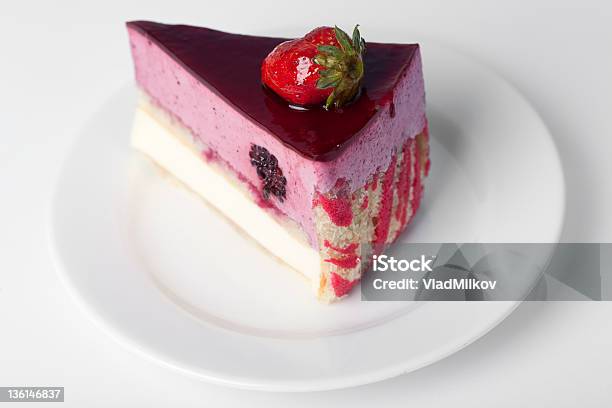 Trozo De Pastel De Chocolate Con Una Fresa Foto de stock y más banco de imágenes de Alcorza - Alcorza, Alimento, Alto - Descripción física