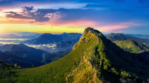 phu chi dao bei sonnenaufgang in chiang rai, thailand. - taoismus stock-fotos und bilder