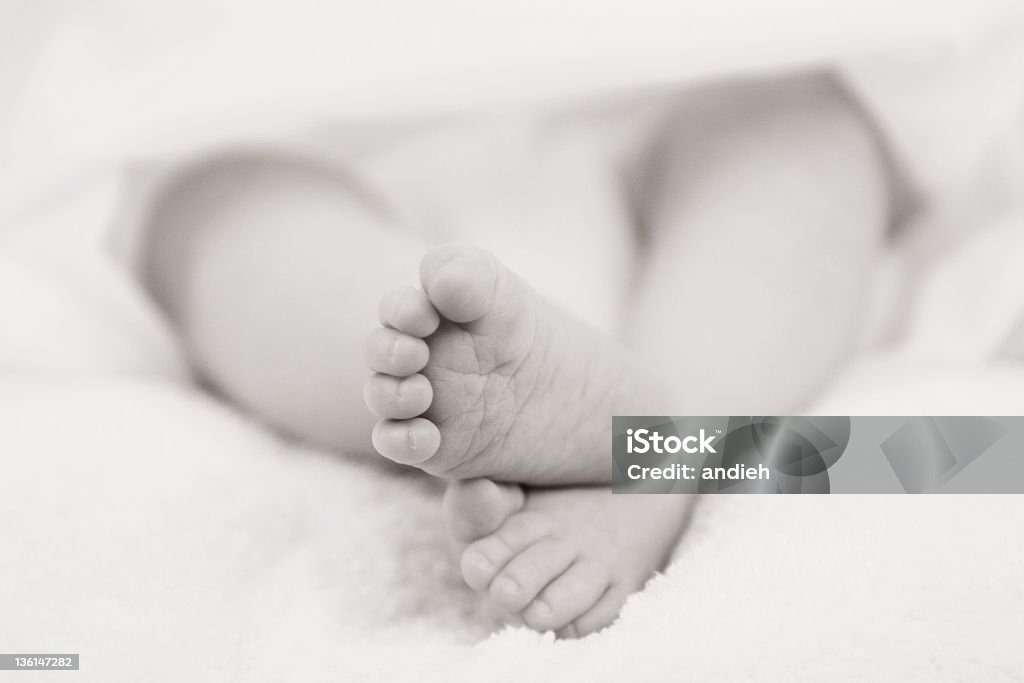 Baby Skrzyżowane stóp (czarny i biały - Zbiór zdjęć royalty-free (Chłopcy)
