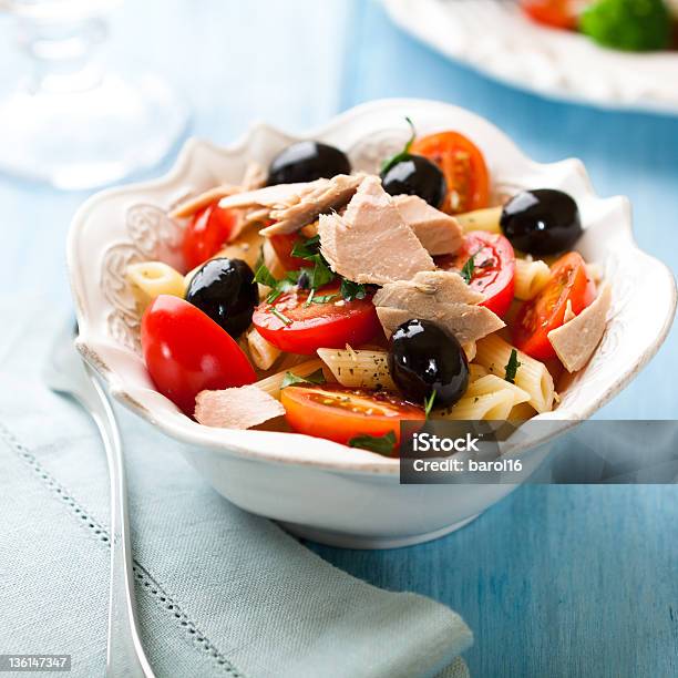 Ensalada De Pasta Con Atún Foto de stock y más banco de imágenes de Atún - Pescado - Atún - Pescado, Ensalada de pasta, Pasta