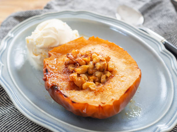 manzanas al horno con helado - baked apple food meal dessert fotografías e imágenes de stock