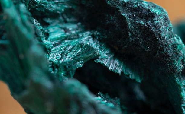 malachite mineral espécime pedra rocha cristal joia - rock malachite rough crystal - fotografias e filmes do acervo