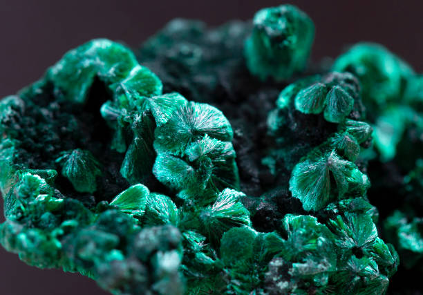 malachite mineral espécime pedra rocha cristal joia - rock malachite rough crystal - fotografias e filmes do acervo