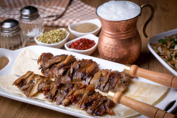 전통 맛있는 터키 음식; 에르주룸 요리의 올투 카그 케바비, 도너 그릴 케밥 - 16286 뉴스 사진 이미지