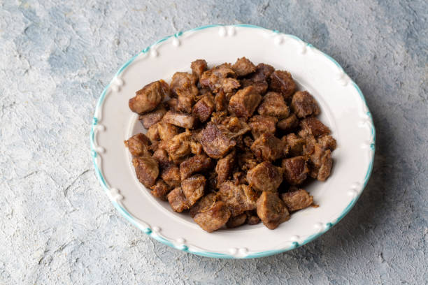 agnello tradizionale tradizionale del sacrificio delle vacanze, carne arrosto turca in pentola di rame sul piano del tavolo. kavurma turco. (nome turco; kurban kavurma) - 16330 foto e immagini stock