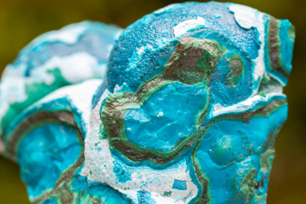 хризоколла, минеральный образец камня геология драгоценный камень кристалл - rock malachite rough crystal стоковые фото и изображения