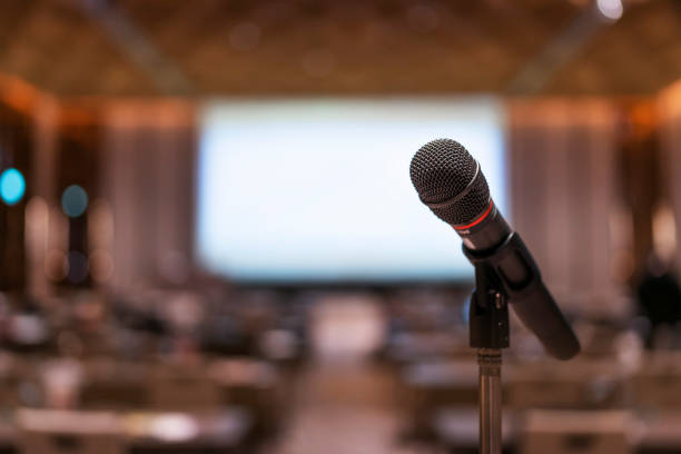 microfono in sala riunioni per una conferenza. sfondi per parlare in pubblico, primo piano del microfono sul supporto per la presentazione vocale del relatore performance sul palco - press conference microphone conference call the media foto e immagini stock