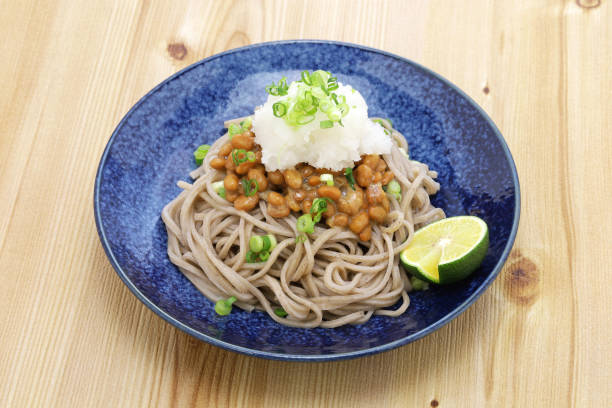 natto  soba (buckwheat noodles with fermented soybeans) , japanese food - natto stockfoto's en -beelden