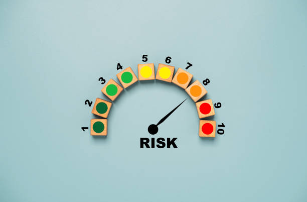 risikostufenindikator bewertung druckbildschirm holzwürfelblock da niedrig bis hoch auf blauem hintergrund für risikomanagement und bewertungskonzept. - überprüfung stock-fotos und bilder