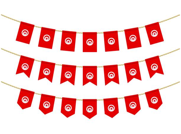 흰색 배경에 밧줄에 튀니지 플래그. 애국 번팅 플래그세트. 튀니지 국기의 번팅 장식 - tunisia stock illustrations