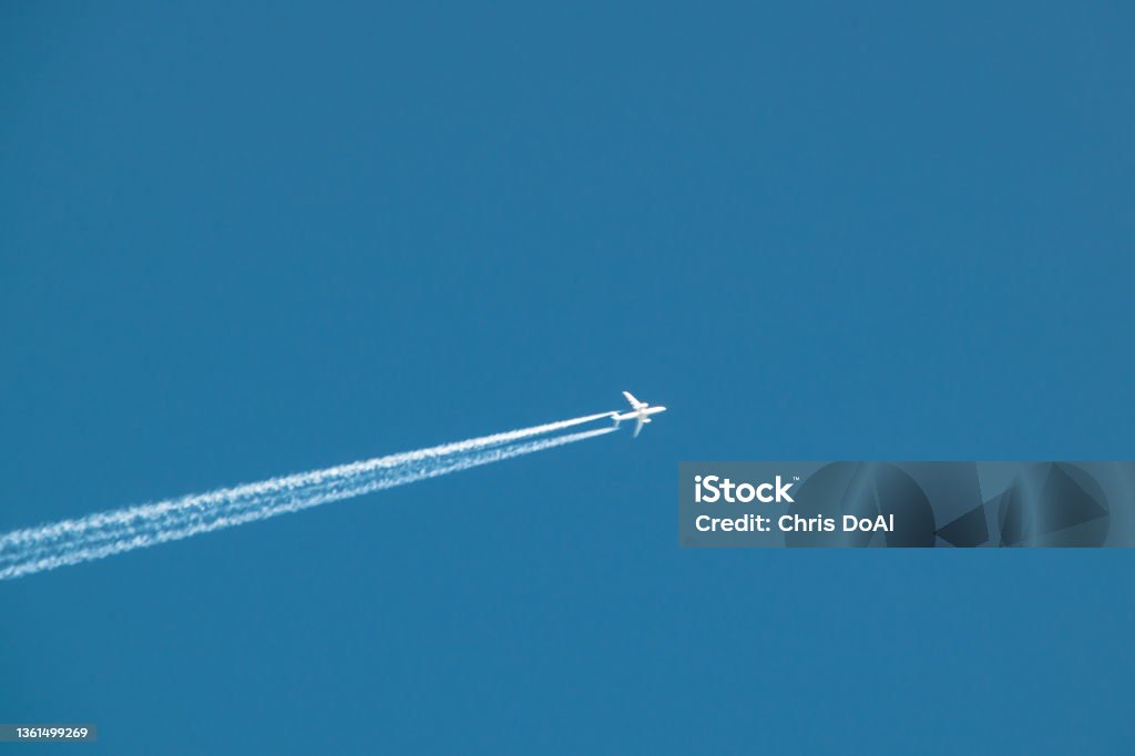 Pesawat meninggalkan jejak uap di langit biru - Bebas Royalti Asap - Struktur fisik Foto Stok Pesawat meninggalkan jejak uap di langit biru - Bebas Royalti Asap - Struktur fisik Foto Stok