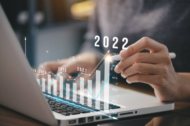 geschäftsmann planen geschäftswachstum und finanzielle, erhöhung der positiven indikatoren im jahr 2022, um das geschäftswachstum zu steigern und eine steigerung für das wachsende geschäft "n - veränderung grafiken stock-fotos und bilder