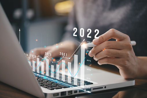 Businessman plan de crecimiento empresarial y financiero, aumento de indicadores positivos en el año 2022 para aumentar el crecimiento del negocio y un aumento para el crecimiento del negocio 