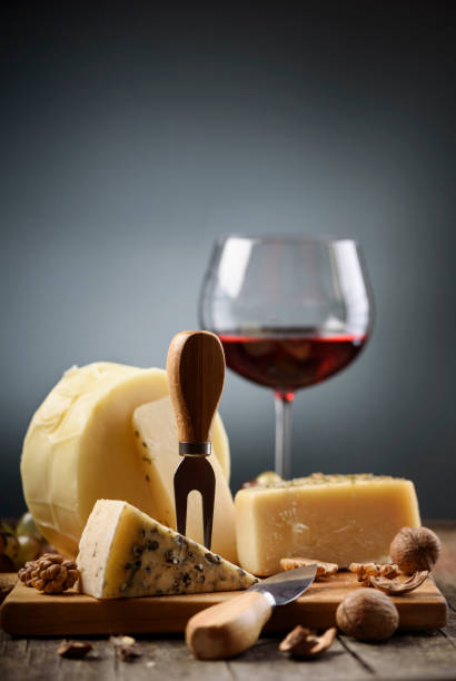 vino y queso - cheese still life tray french cuisine fotografías e imágenes de stock
