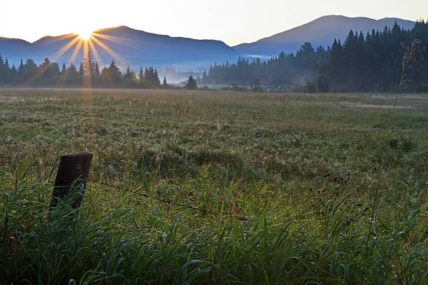 adirondacks поле на восходе солнца - adirondack mountains adirondack state park air landscape стоковые фото и изображения