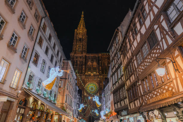 foule sur le marché de noël à strasbourg - strasbourg france cathedrale notre dame cathedral europe photos et images de collection