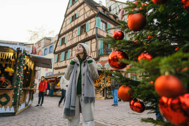 mujer caminando cerca del árbol de navidad en el centro de la ciudad - estrasburgo fotografías e imágenes de stock