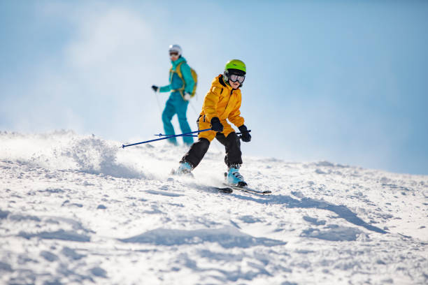 esquí de madre e hijo - skiing snow skiing helmet fun fotografías e imágenes de stock