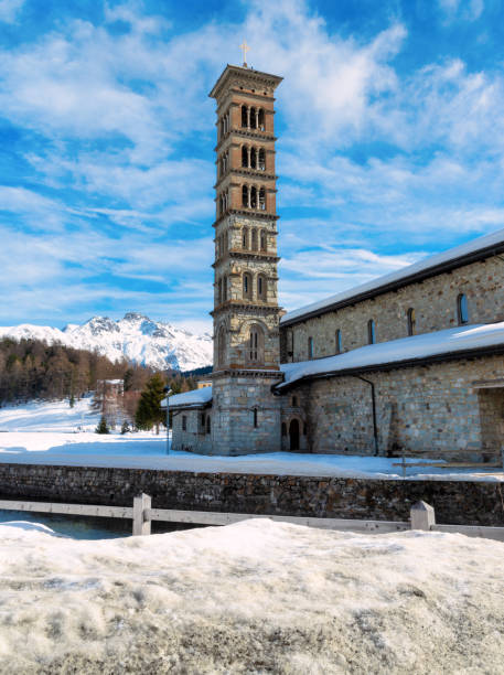 iglesia católica en st. moritz, engadine, alpes, grisones, suiza - st moritz engadine landscape village fotografías e imágenes de stock