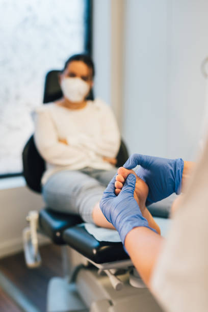 chiropodist doing pedicure to patient in medical center - podiatrist podiatry pedicure chiropodist imagens e fotografias de stock