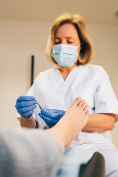 podologue faisant de la pédicure au patient dans un centre médical - podiatrist podiatry pedicure chiropodist photos et images de collection