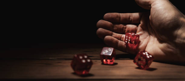 ダイスロール。手投げゲームキューブ。リスクとギャンブルの概念。コピースペース - 巻く ストックフォトと画像