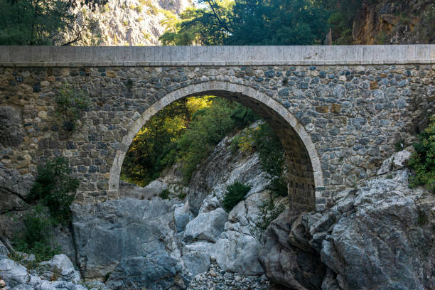 antike römische brücke über eine schattige schlucht in der kesme bogazi schlucht, türkei - roman antalya turkey restoring stock-fotos und bilder