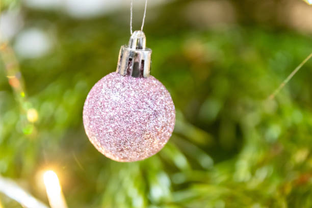 Sparkling Christmas balls and Christmas ornaments grant a festive and decorative Holy Eve in december and advent time with traditional decoration to celebrate xmas with hanging decor and jolly ornate las brillantes bolas de navidad y los adornos navideños otorgan una noche santa festiva y decorativa en diciembre y en el tiempo de adviento con decoración tradicional para celebrar la navidad con una decoración colgante y alegremente ornamentada.