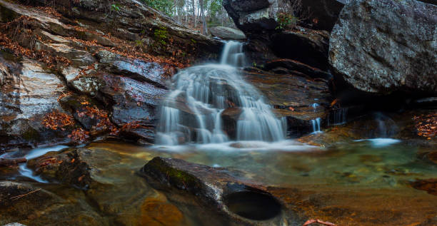 водопад в государственном парке саут-маунтинс - blue ridge mountains stream forest waterfall стоковые фото и изображения