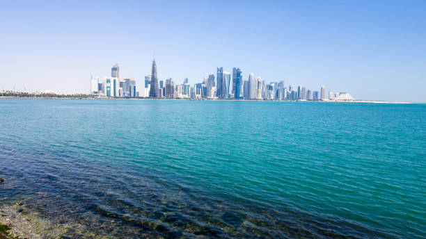 doha, katar-moderne wolkenkratzer im geschäftsviertel und blauer himmel - museum of islamic art doha stock-fotos und bilder