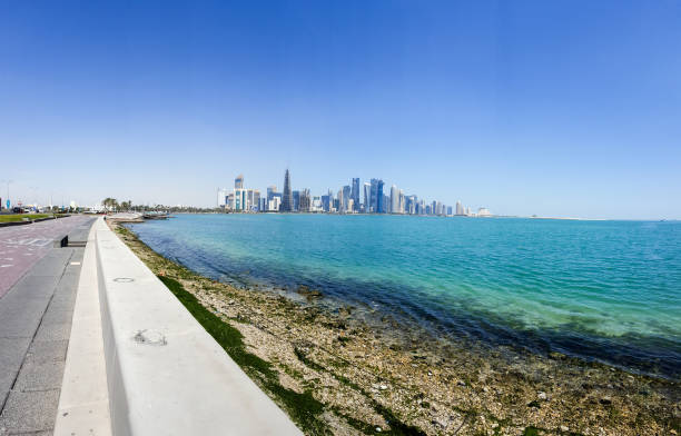 doha, katar-moderne wolkenkratzer im geschäftsviertel und blauer himmel - museum of islamic art doha stock-fotos und bilder