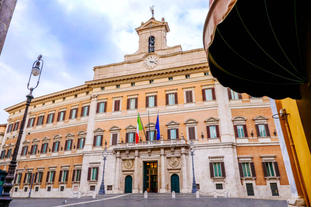 sugestywny widok na siedzibę pałacu montecitorio włoskiego parlamentu w sercu rzymu - balcony rome window ornate zdjęcia i obrazy z banku zdjęć